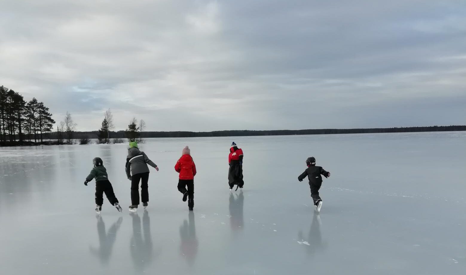 Luistelua järvenjäällä